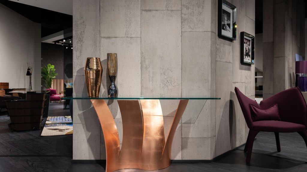 Mesa de vidro com base de metal bronze na decoração moderna