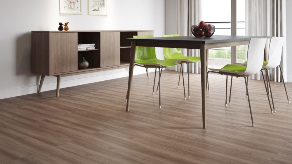 Sala de jantar com piso laminado amadeirado bem cuidado