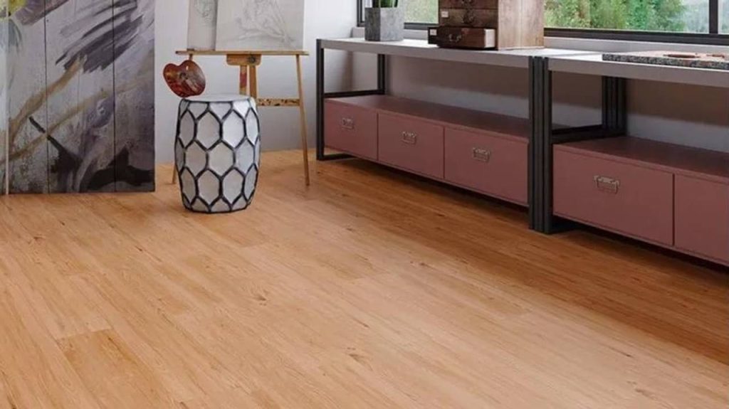 sala de estar com piso vinílico