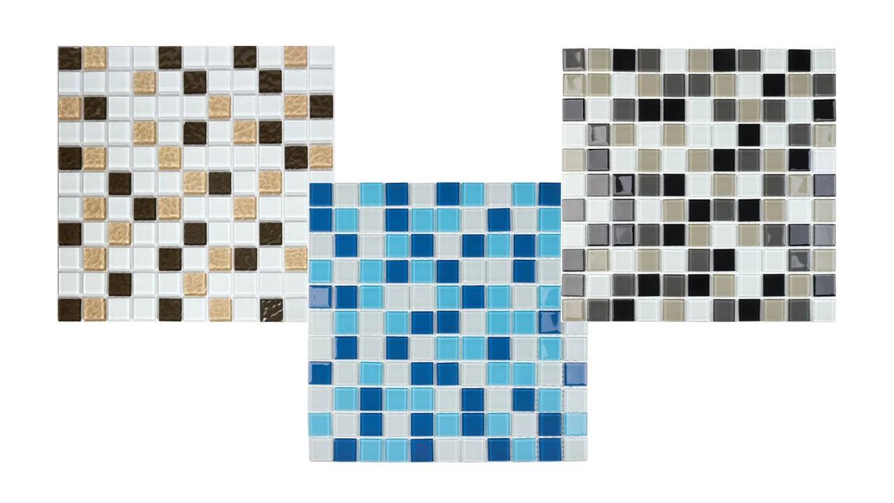 trio de pastilhas de vidros em tons de azul, bege e cinza sobre um fundo branco