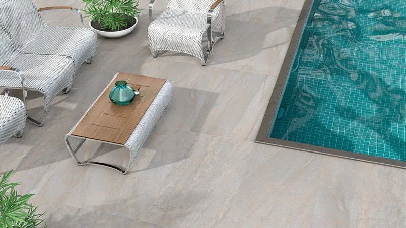 área de lazer com piscina, mobília externa e porcelanato claro