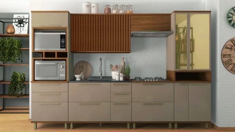 Armario de cozinha com utensílios em cima