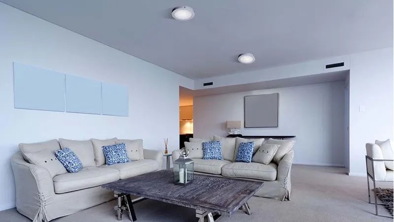 Sala de estar moderna com sofá e mesa de centro