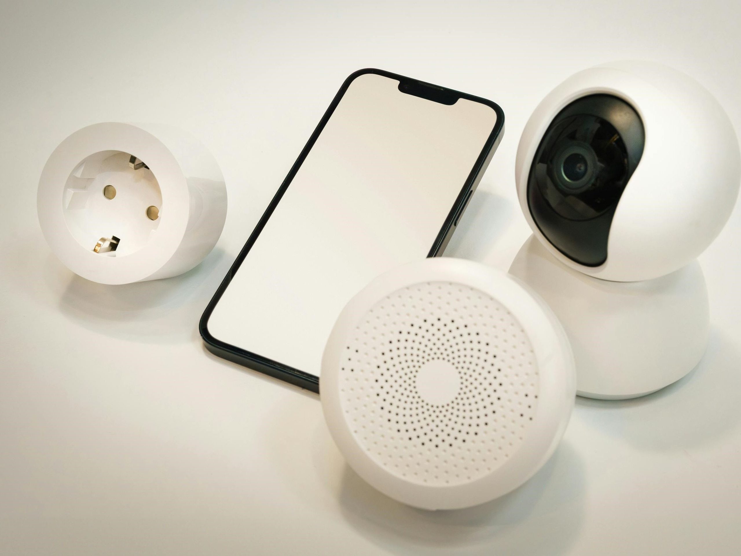 Equipamentos de segurança incluindo câmera e smartphone