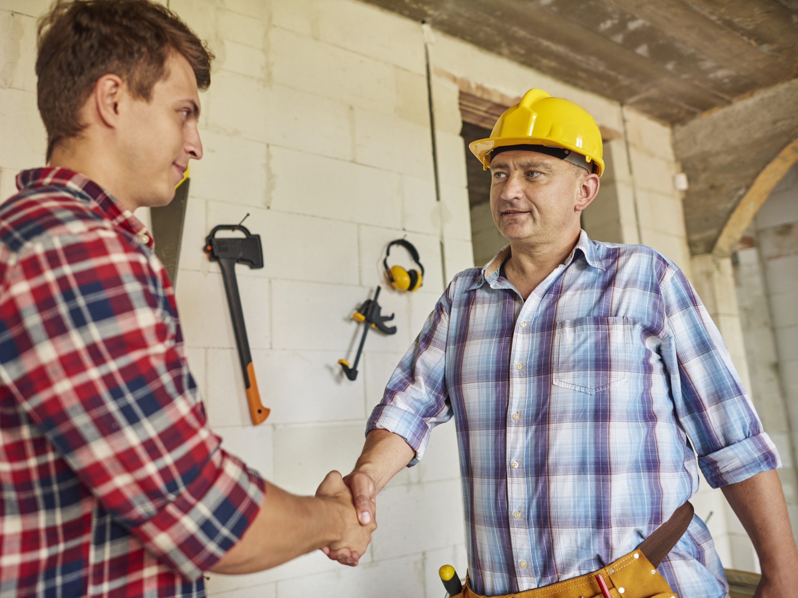Pessoas apertando as mãos