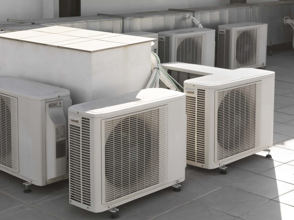 Unidade de ar condicionado em um telhado