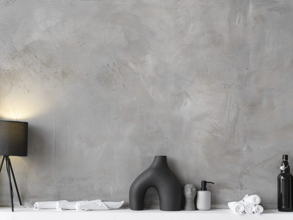 Decoração minimalista com vasos e luminária em ambiente moderno