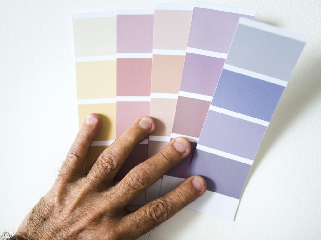 Mostrando paletas de cores com mão masculina