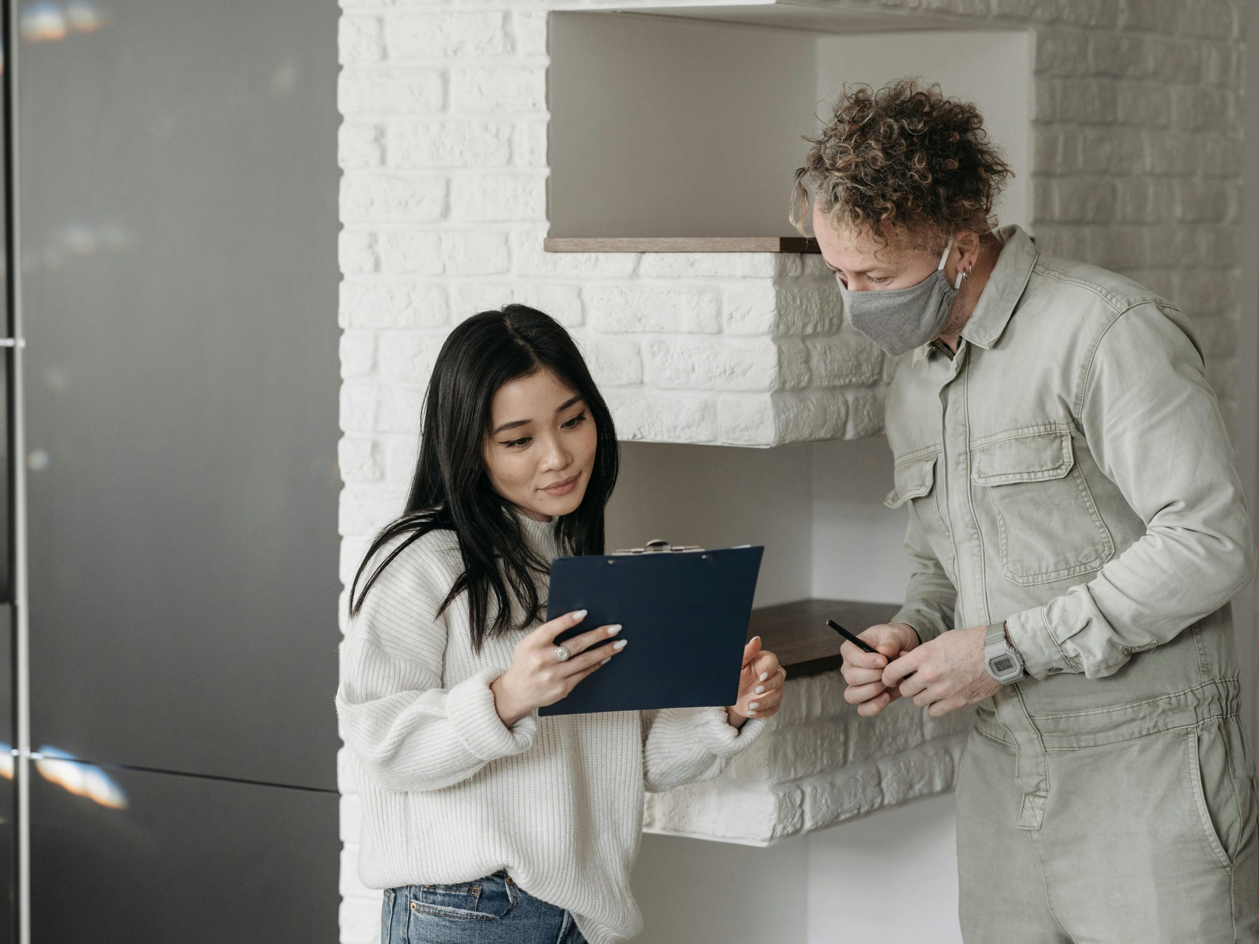 Mulher e homem discutindo em ambiente moderno