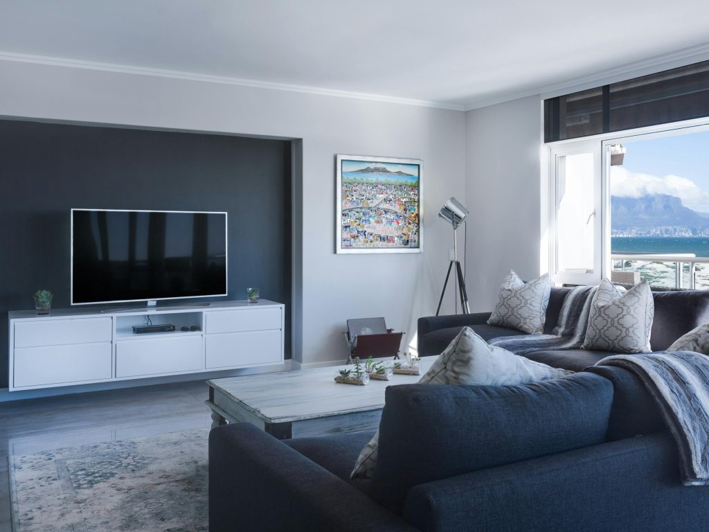 Sala de estar moderna com vista para o mar