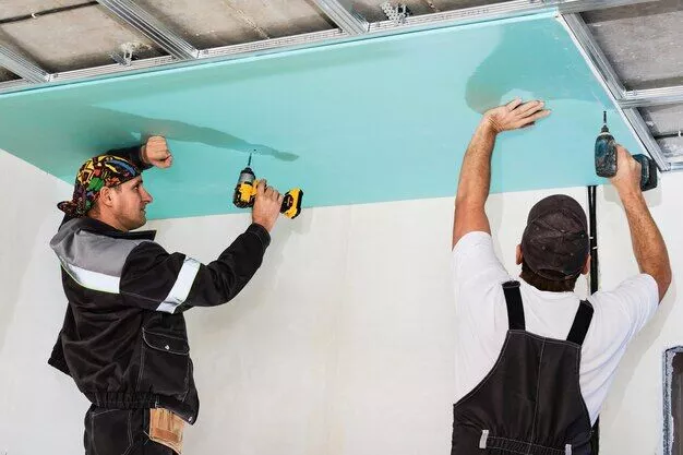 instaladores-de-placa-de-gesso-homens-montando-um-teto-falso-de-drywall-renovacao-simples-e-acessivel-de-instalacoes_166373-1909.jpg