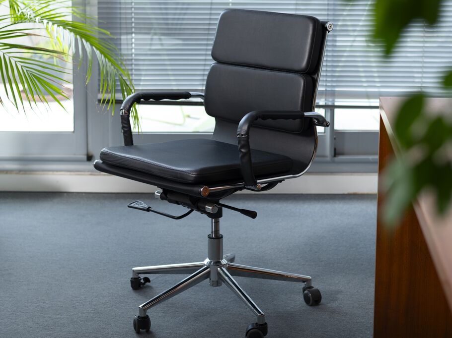 Cadeira de escritório moderna e ajustável em ambiente de trabalho.