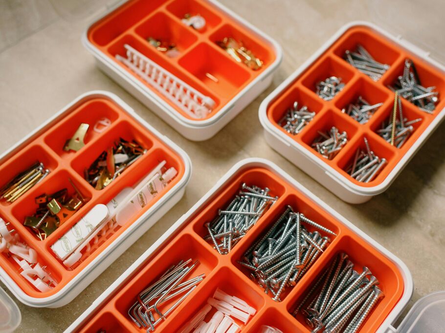 Caixas organizadoras com parafusos e acessórios de montagem.