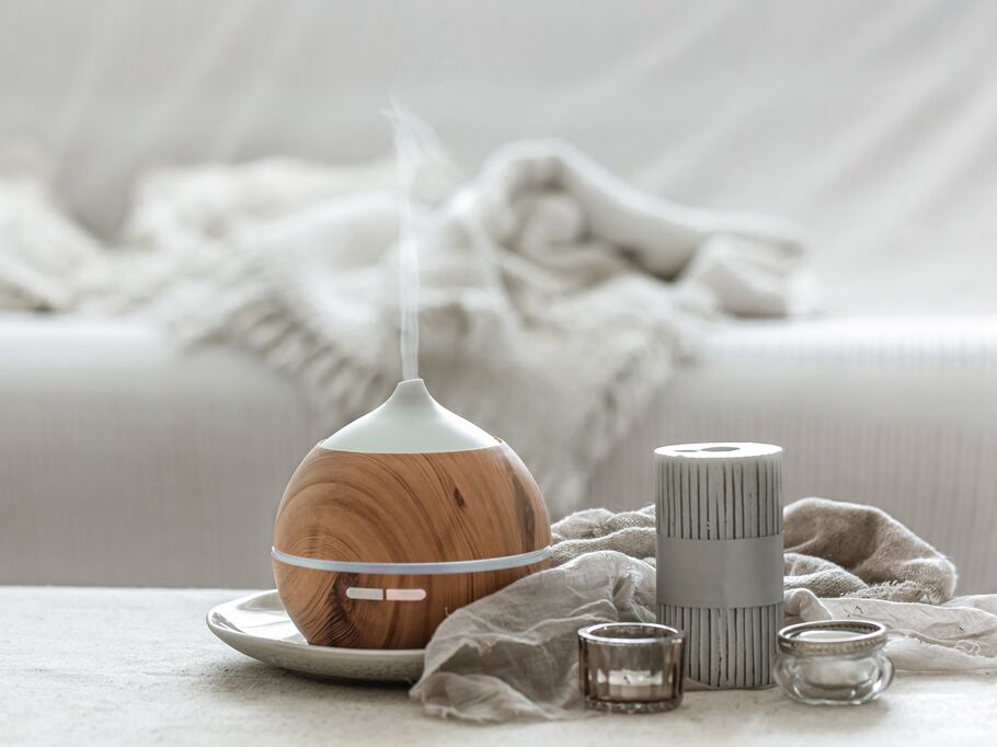 Difusor de aromas com fumaça e velas decorativas.