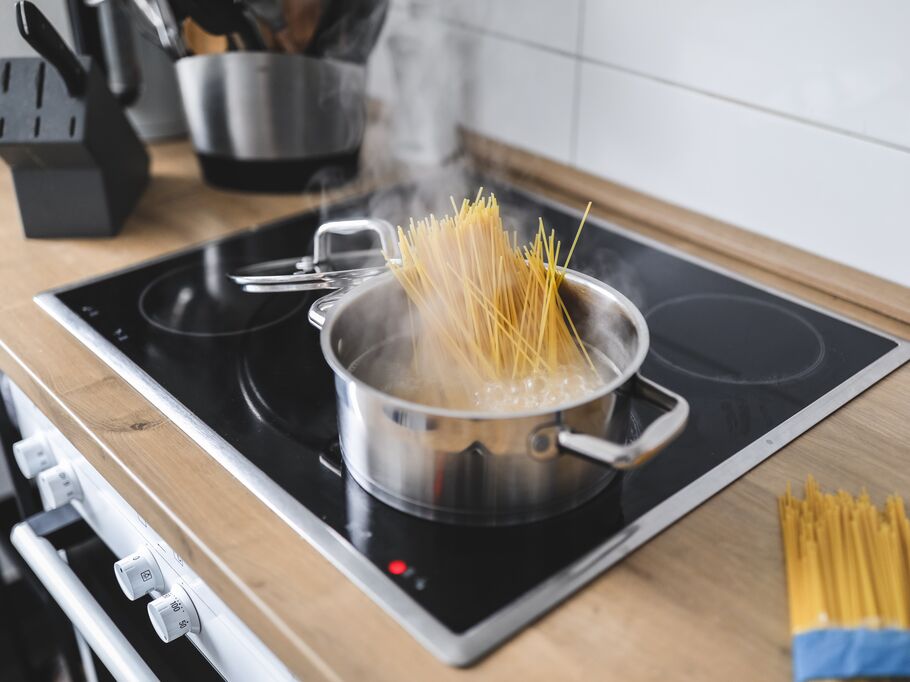 Massa sendo cozida em panela com vapor